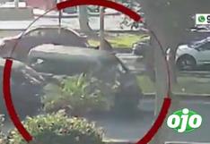 Ate: conductor de miniván atropella a policía y se fuga de intervención (VIDEO)