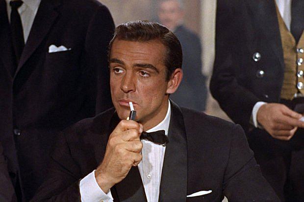 James Bond dejó de fumar, pero sigue expuesto al humo de sus mujeres