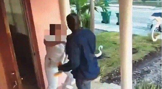 Vídeo muestra a sujeto intentando violar a mujer en la puerta de su casa 