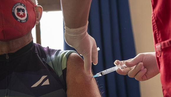 El gobierno chileno manifestó que para la primera quincena de marzo desean vacunar a 3,2 millones de personas, esto lo confirmaron tras la llegadas de los lotes de la vacuna china. (Foto: AFP)