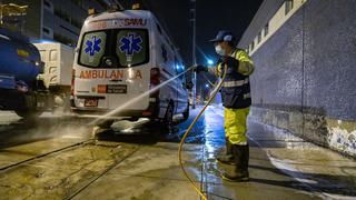 MML: Exteriores de hospitales Almenara, Dos de Mayo y Emergencias Grau son desinfectados