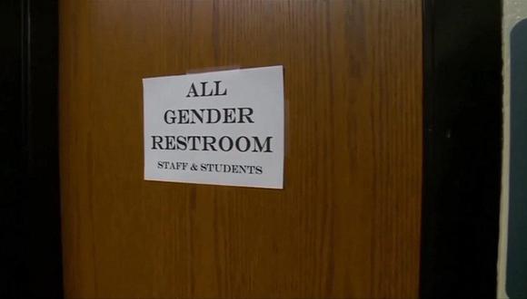 Transexuales protestan porque quieren usar baños que les da la gana