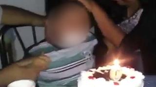 Niño quiso morder su torta de cumpleaños, pero casi termina en desgracia (VIDEO)