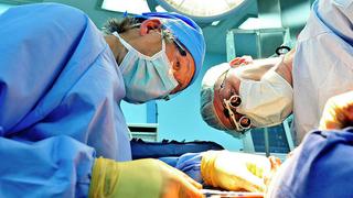 Oficializan ley que prohíbe cirugías plásticas a menores de edad 