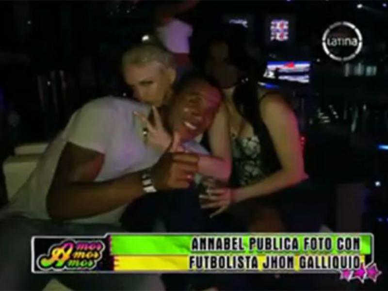 Annabel Torres y John Galliquio 'ampayados' muy cariñosos [VIDEO] 