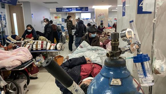Los pacientes en camillas son atendidos en el hospital de Tongren en Shanghái el 3 de enero de 2023. (Foto de Héctor RETAMAL / AFP)