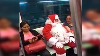 Peruano se viste como Papá Noél, sube al Metro de Lima y lleva alegría