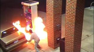 Intenta matar a araña con encendedor, pero incendia gasolinera [VIDEO]   