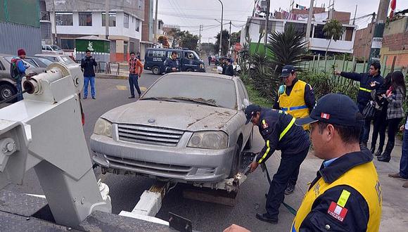 Surco: 28 vehículos abandonados en las calles son retirados 