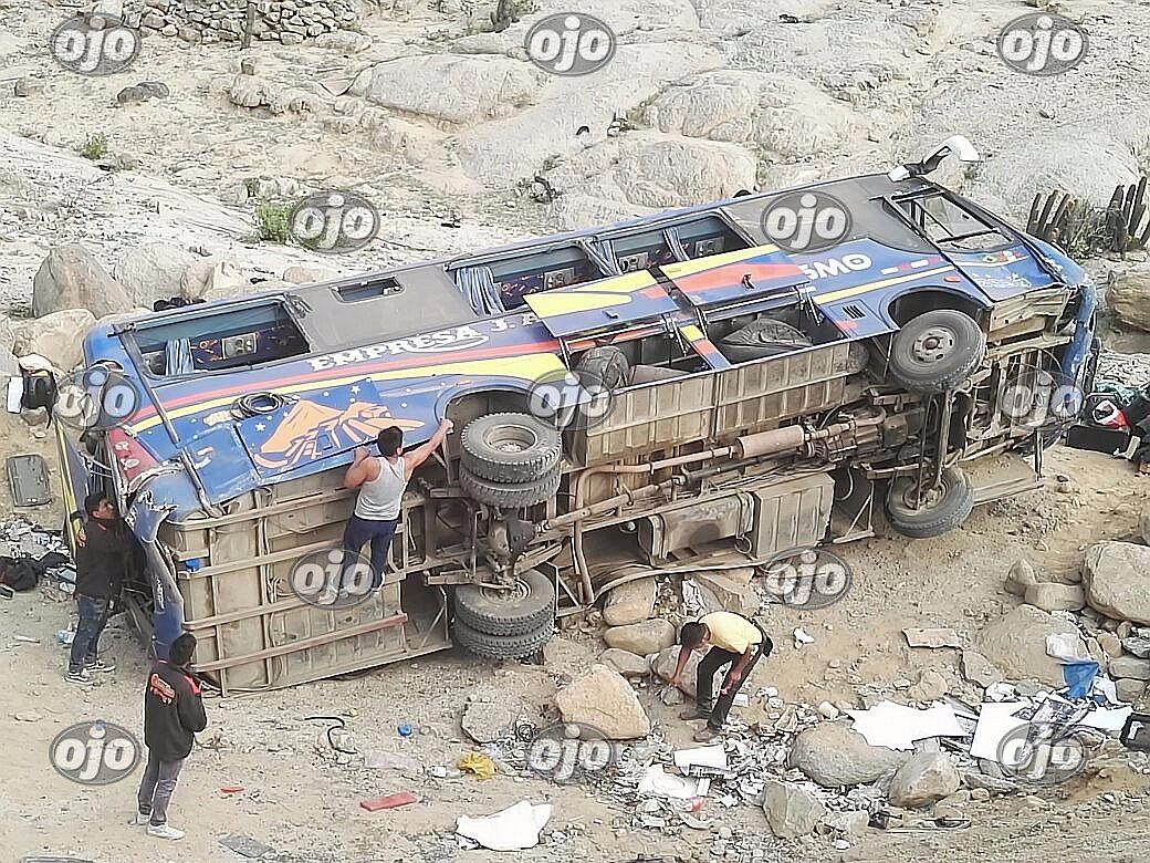 ​¡Tragedia! Bus con músicos de un grupo se desvía y cae al abismo