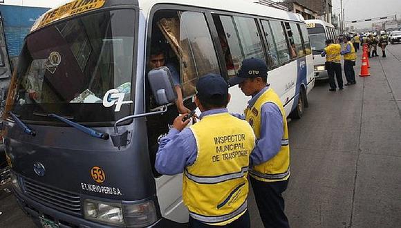 Surco: Chofer y cobrador atacan brutalmente a inspector de tránsito  