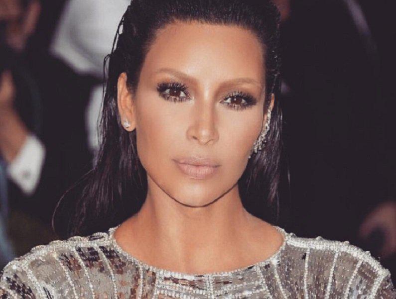 ¡Cejas decoloradas! Al estilo de la celeb Kim Kardashian [FOTOS]