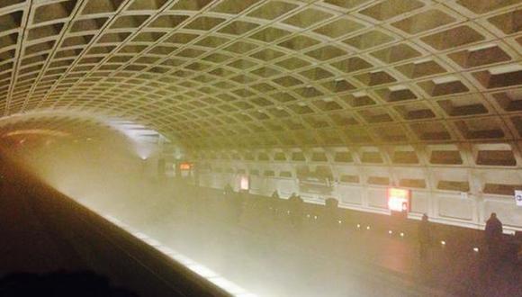Mujer muere por extraña emanación de humo en metro de Washington