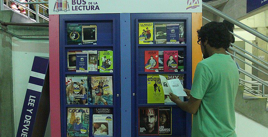 ​Metropolitano: Pasajeros se roban libros prestados del “Bus de la Lectura”