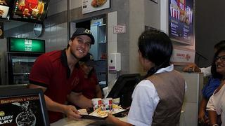 Miguel Arce hizo de las suyas en conocido local de comida rápida [FOTOS]