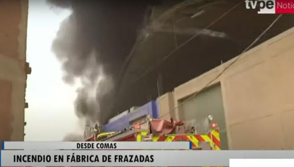 Una gran sabana de humo negro tiñe el cielo debido al incendio en la fábrica de telas y frazadas. Foto: Tv Perú Noticias