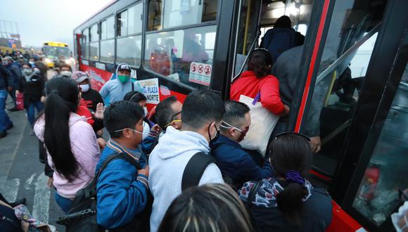 Pasajeros se abalanzan contra otros usuarios para subir a los buses en Lima (Foto: Lino Chipana).