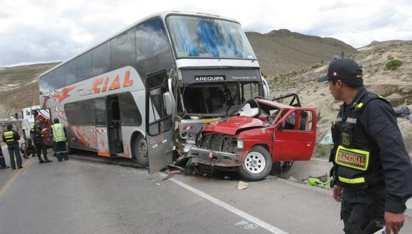 Cuádruple choque deja tres muertos y diez heridos en Puno