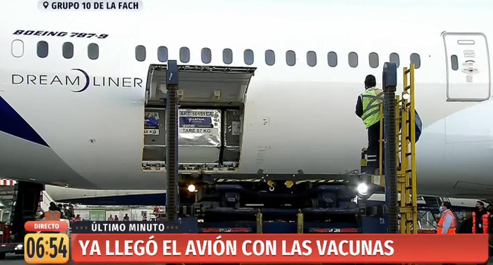 Está previsto que la vacunación contra el COVID-19 en Chile comience este mismo jueves entre el personal médico de cuatro regiones del país. Imagen del arribo del avión de LATAM al aeropuerto de Santiago. (Captura de video/YouTube).