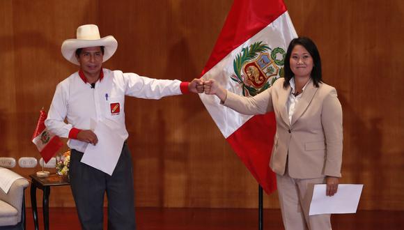 Pedro Castillo y Keiko Fujimori se volverán a encontrar este domingo en Arequipa. La imagen fue tomada cuando firmaron la Proclama Ciudadana (Foto: EFE/ Paolo Aguilar)