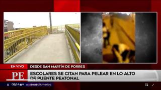 Escolares se pelean en puente peatonal y estuvieron a punto de caer a la vía | VIDEO