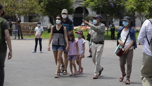 Cientos de familias aprovecharon el 1 de enero del 2022 para salir a pasear por los malecones y calles del Centro de Lima, Miraflores, Costa Verde y Chorrillos.  (Foto: Britanie Arroyo / @photo.gec)