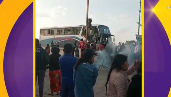 Bus interprovincial atacado por manifestantes que usan piedras en el kilómetro 278 de la Panamericana Sur. (Captura: Latina)