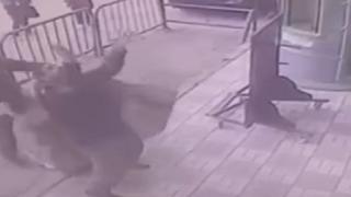Niño cae del tercer piso y logran atraparlo de milagro (VIDEO) 