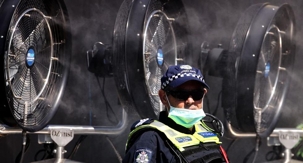 Imagen referencial de oficial de policía en Melbourne. (David Gray / AFP).