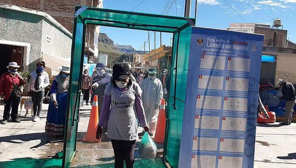 Coronavirus en Perú: Cabina desinfecta en tres segundos a arequipeños que acudan a mercado de Chivay