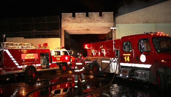Bomberos logran controlar incendio en Cercado de Lima 