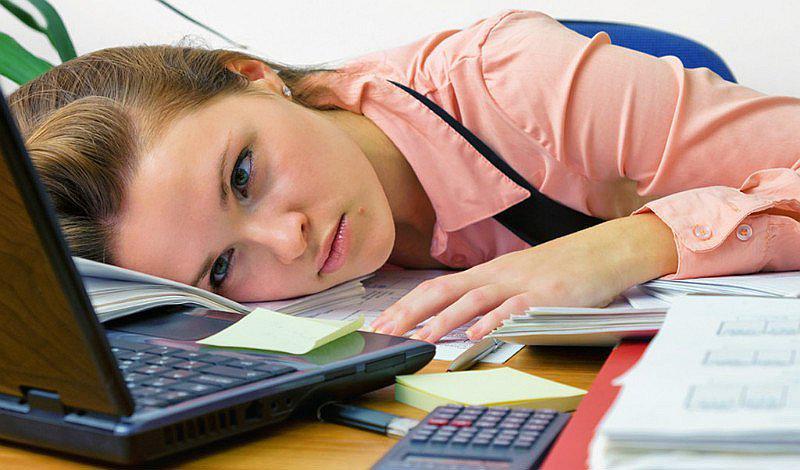 Muchas personas trabajan y estudian al vez, descubre cómo lo hacen