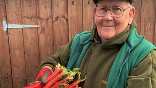 Anciano de 72 años se vuelve estrella de la marca Gucci gracias a sus verduras gigantes