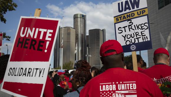 Huelga une a los trabajadores por salarios más justos.