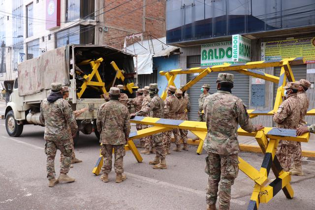 Cierran calles de Juliaca con tranqueras como parte de la lucha contra el coronavirus en esta ciudad. (Foto: Municipio Provincial de San Román)