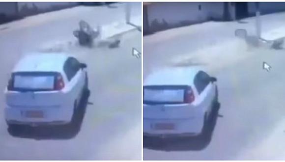 YouTube: Motociclista choca contra poste, se salva, pero pasa lo inesperado (VIDEO)