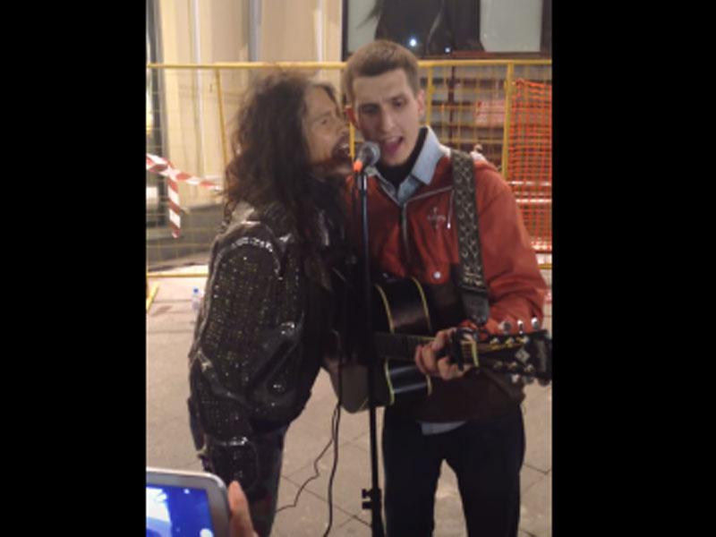 Steven Tyler sorprende y canta con músico callejero [VIDEO] 