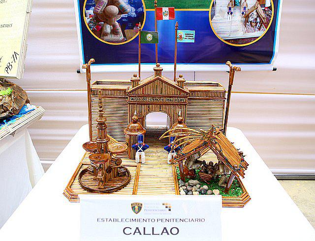 Internos de penales elaboran nacimientos con material reciclado