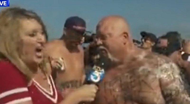 ¡Qué asco! Reportera informaba cuando le salpicó vómito en plena trasmisión (VIDEO)