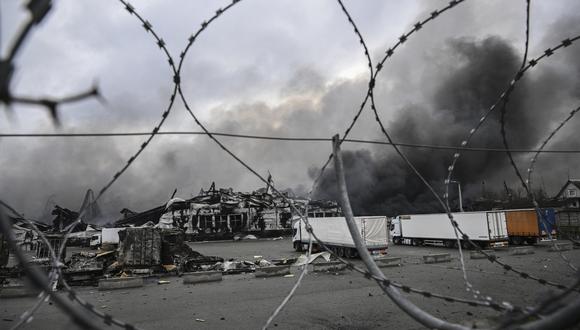 El humo sale de un almacén bombardeado en la ciudad de Stoyanka, al oeste de Kiev, el 4 de marzo de 2022. (Foto: ARIS MESSINIS / AFP)