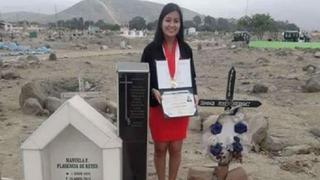 Joven lleva su título a la tumba de sus padres tras graduarse de la universidad
