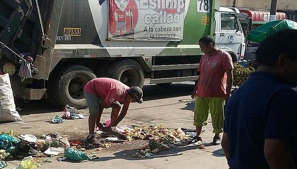 Callao: personal de limpieza recoge la basura sin protección