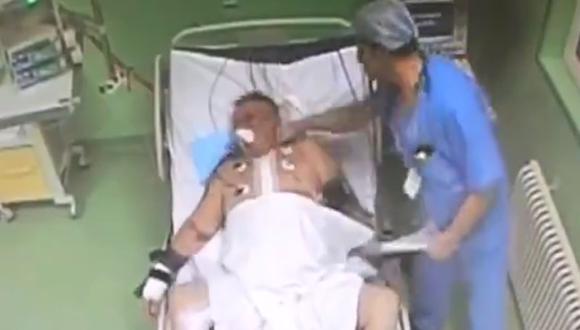 Médico golpea con furia a paciente cardíaco atado a cama [VIDEO]