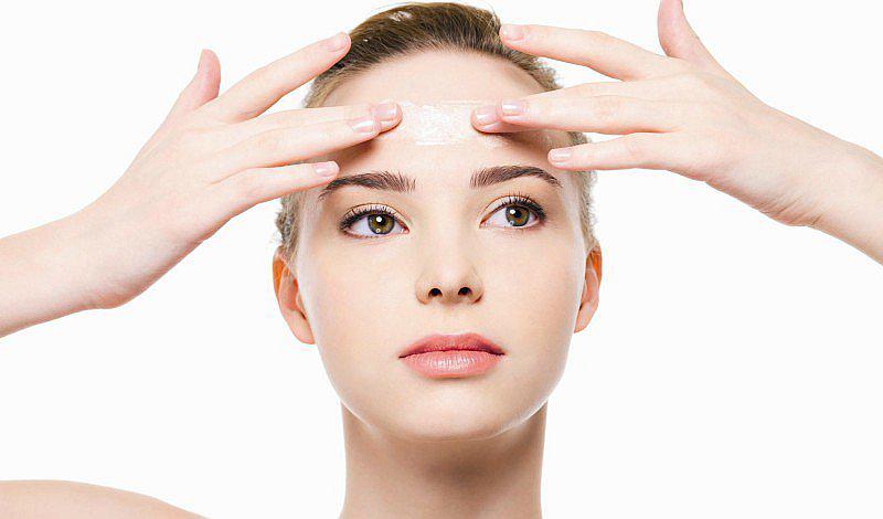 ¿Cómo cubrir las manchas negras con maquillaje en tres pasos?