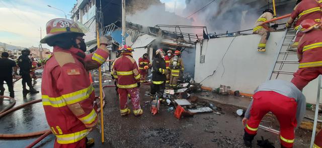 Cusco: Incendio viene arrasando con al menos cuatro locales comerciales (Foto: Juan Sequeiros)