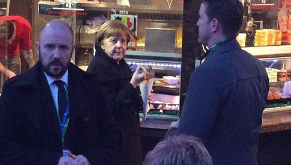 Angela Merkel se escapa de la cumbre de la UE para comer patatas fritas [VIDEO]