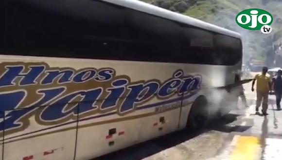 Hermanos Yaipén: Bus de agrupación se incendia en carretera [VIDEO]