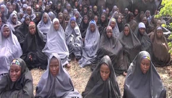 Boko Haram muestra a niñas secuestradas y pide liberación de terroristas [VIDEO]