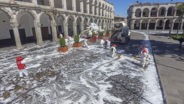 Se emplearon 6 mil litros de desinfectante para las labores de limpieza en la Plaza de Armas de Arequipa y diversos puntos de la Ciudad Blanca. (Foto: Municipio de Arequipa)