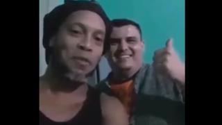 Ronaldinho saludó a familiares de un “compañero” de equipo en la cárcel [VIDEO] 